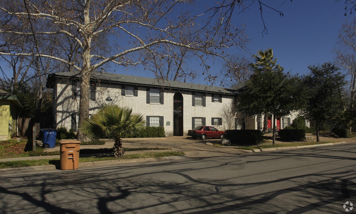 Building Photo - 1700 Houston St. Apts