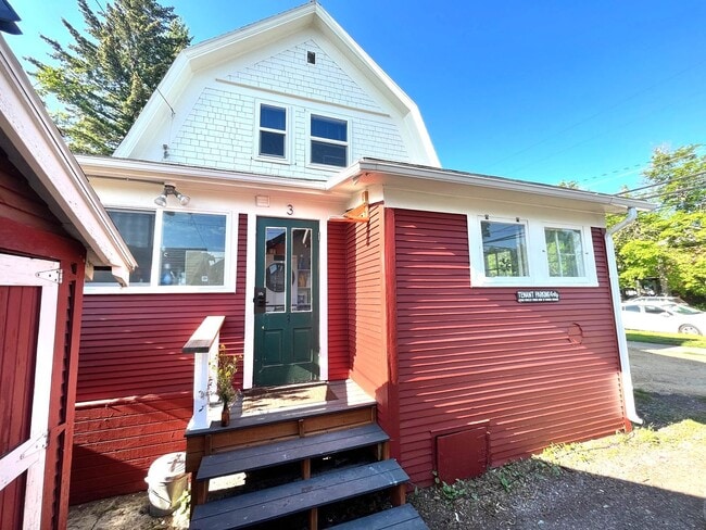 Building Photo - Newly Renovated Bedroom in Unbeatable Loca...