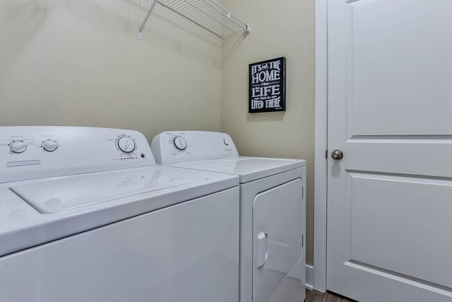 Building Photo - Platinum Pines