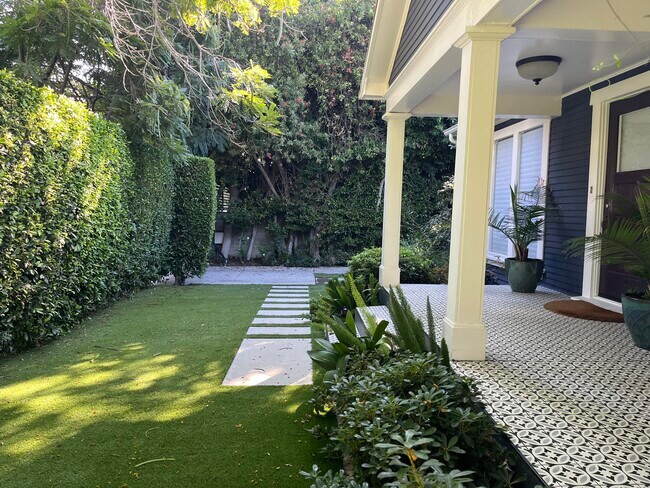 Foto del edificio - 7024 De Longpre Ave