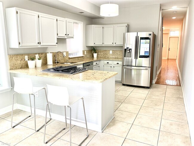 Building Photo - 2 br, 2.5 bath House - 633 14th St NE Apt 1