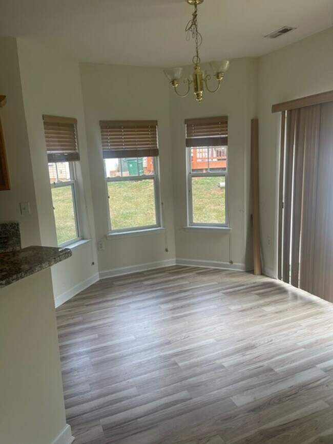 Building Photo - End unit townhome in Stonebrook