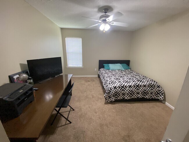 Foto del edificio - 4070 Forrest Run Cir