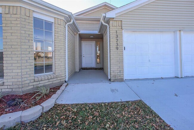Foto del edificio - 13239 Carvel Ln
