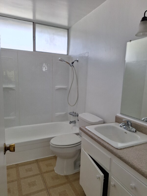 Building Photo - 609 De La Vina St