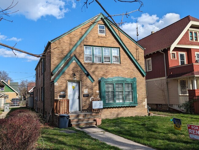 Building Photo - Renovated 3BR/1.5BA | 1,200 Sq Ft | Pet Fr...