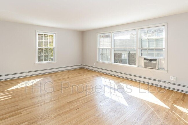 Foto del edificio - 82 Woodland Rd