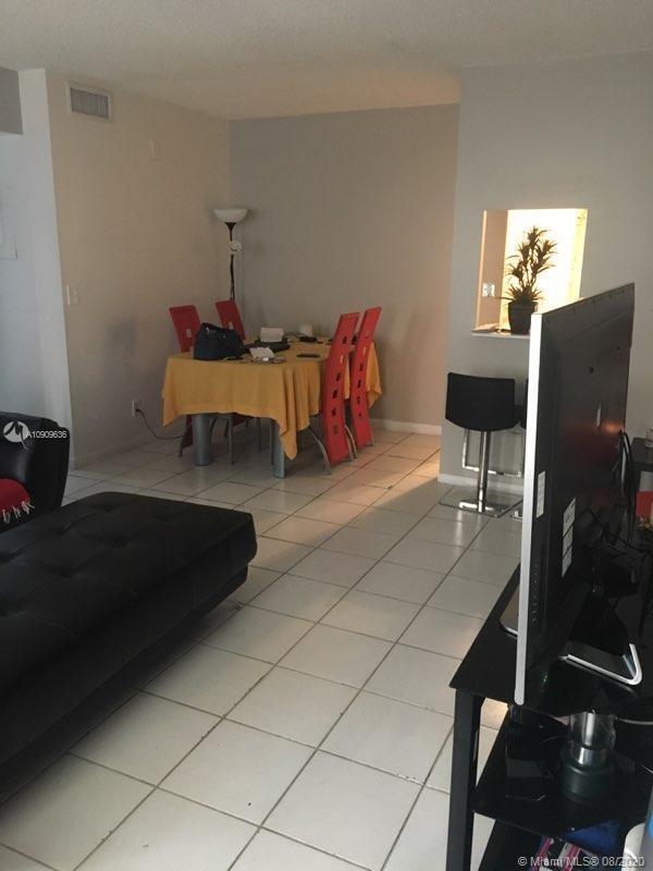 Foto del edificio - 10218 Twin Lakes Dr