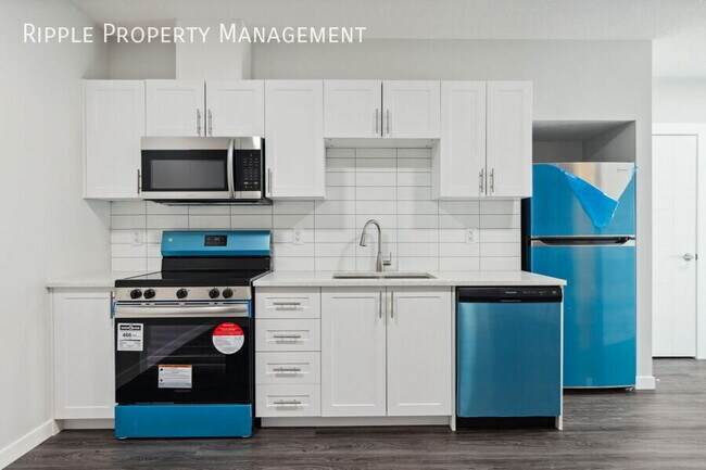 Photo du bâtiment - MODERN 1 BED+DEN/ 1 BATH LOWER LEVEL ONLY!