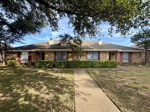 Building Photo - 5801 Roxanne Dr