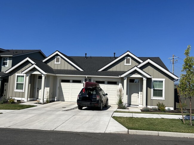 Building Photo - 2 Bedroom Duplex – Luderman Crossing - Bend