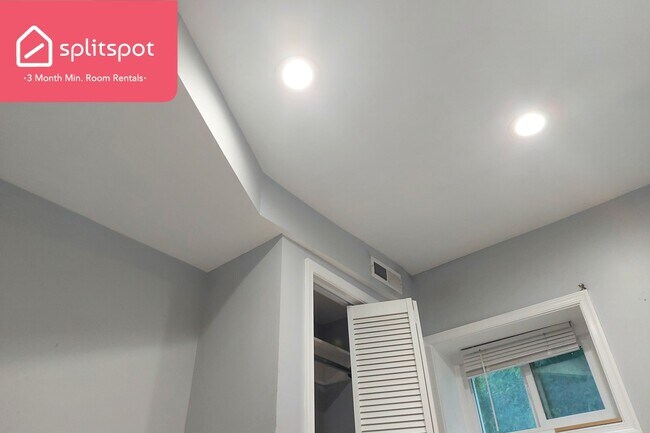 Building Photo - Private room in 6 bedroom Washington Apart...