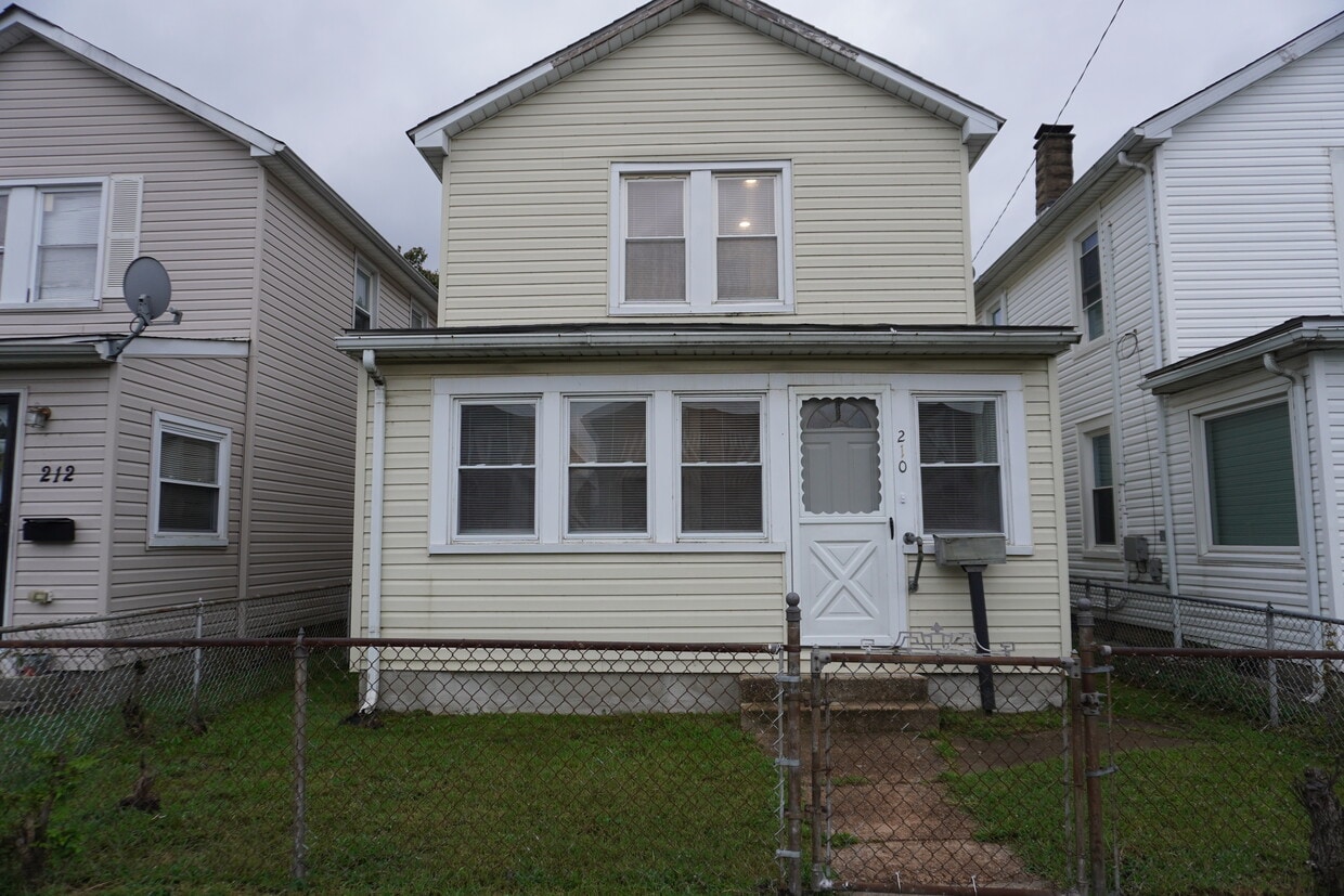Primary Photo - 210 Center St