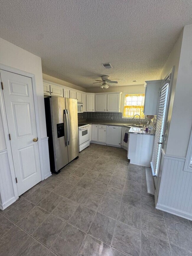 Foto del edificio - Beautiful 3BR 2BA Home w/ Fenced Backyard • At the end of Cul-De-Sac • Driveway Parking in Gaston