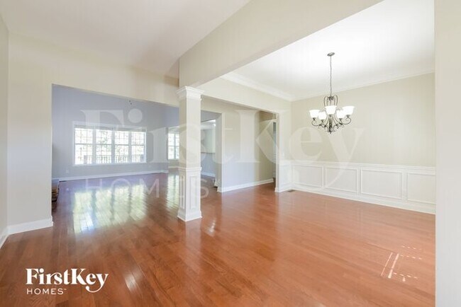 Building Photo - 6231 Cove Creek Dr