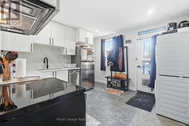 Building Photo - 66 Main St S