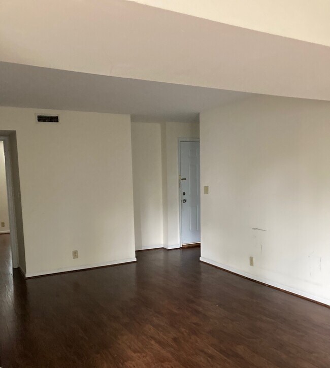 living room - 1207 Villa Ln