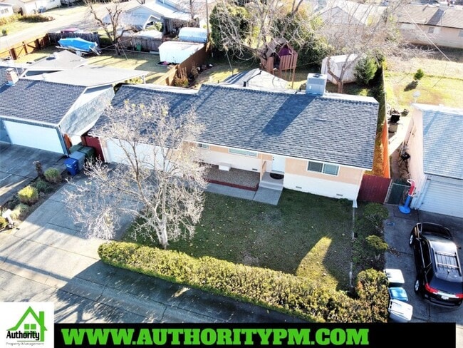 Building Photo - 2129 Comet St