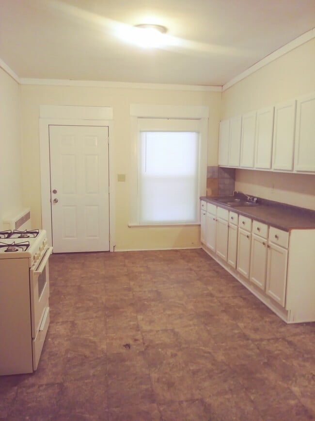 301 N Longwood St Unit B, Rockford, IL 61107 Apartments in Rockford