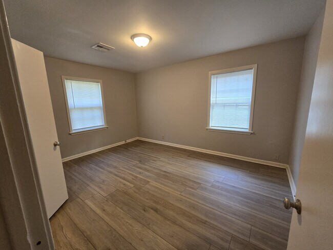 Building Photo - 2213 Linwood Ln