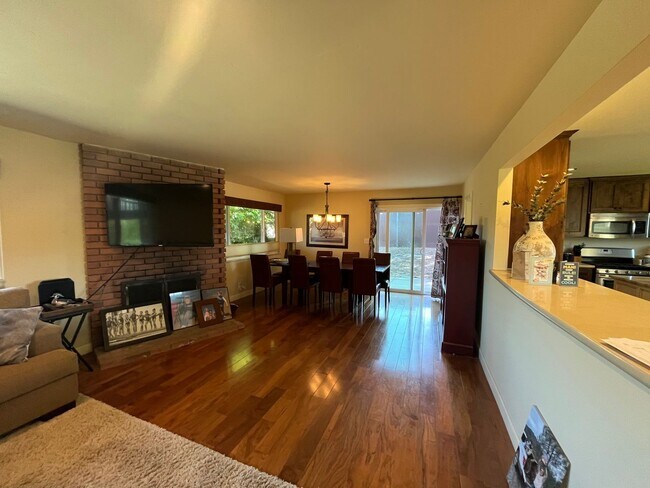 Building Photo - 2 Story Home on Corner lot, Beautiful Moun...