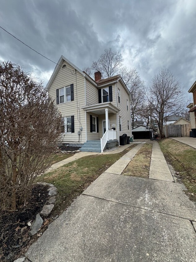 Building Photo - CHEVIOT:  Adorable 3 bed 1.5 bath 2 story ...