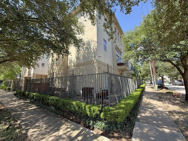 Building Photo - 2125 Roy St
