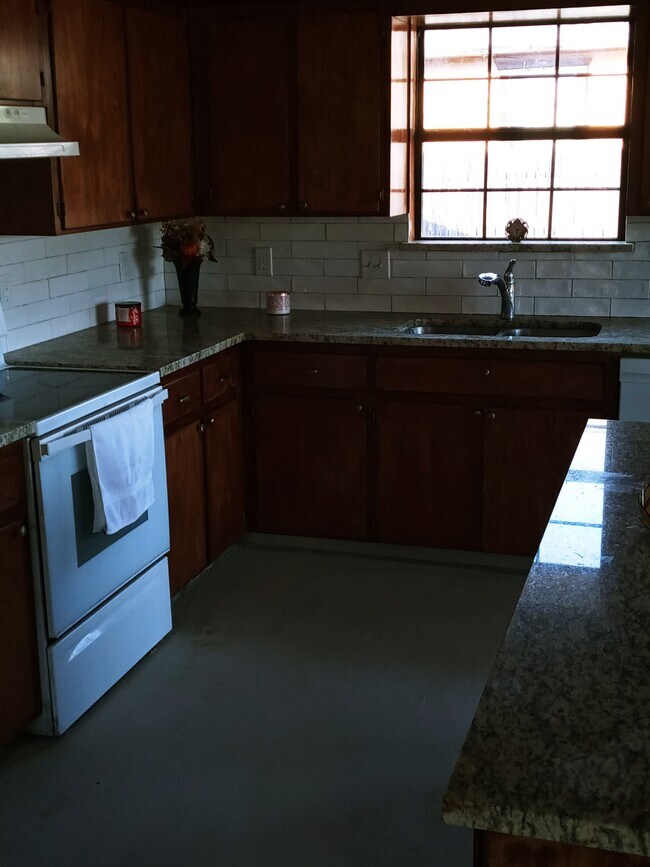 Oven with new hood - 9005 Johnson Rd