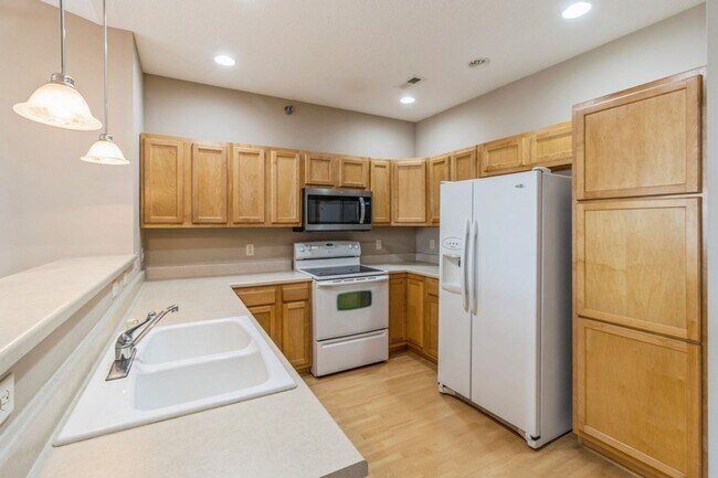 Building Photo - HOLIDAY LEASING SPECIAL! -2 Bedroom, 2 Bathroom Condo in Waukee