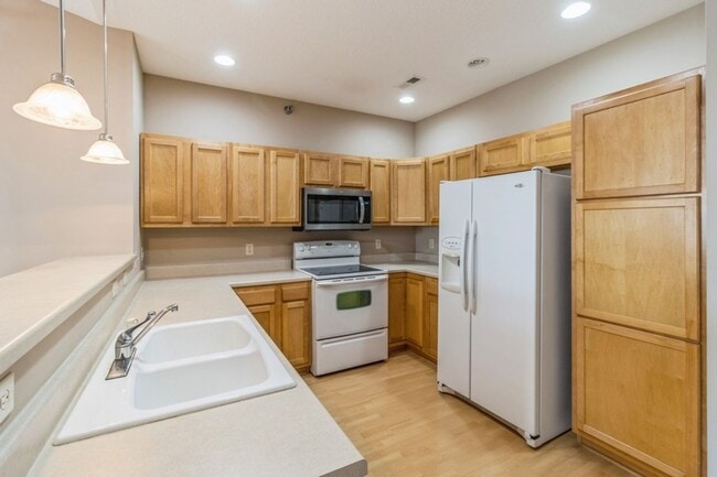 Building Photo - LEASING SPECIAL - 2 Bedroom, 2 Bathroom Condo in Waukee