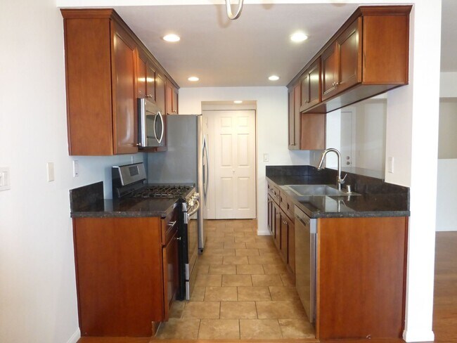 Foto del edificio - Large San Pedro Condo for Lease | 3 Bed - 2 Bath | 2 Garage Spaces