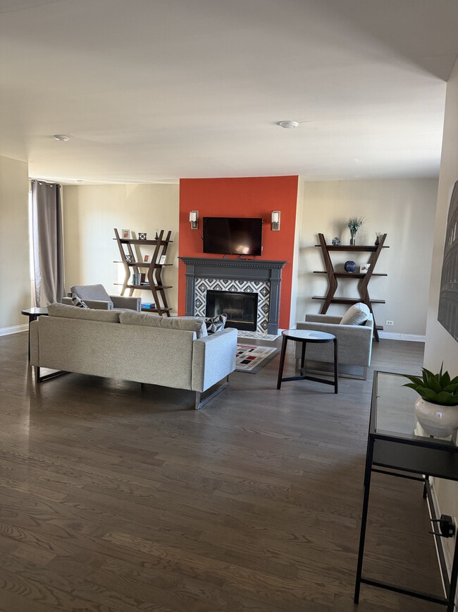 Building Photo - 1615 W Lawrence Ave