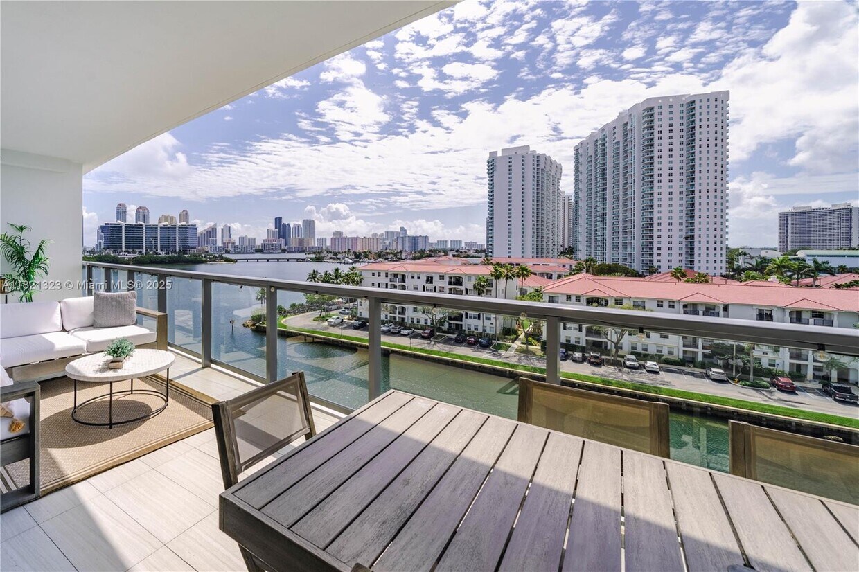 Foto principal - 3250 NE 188th St
