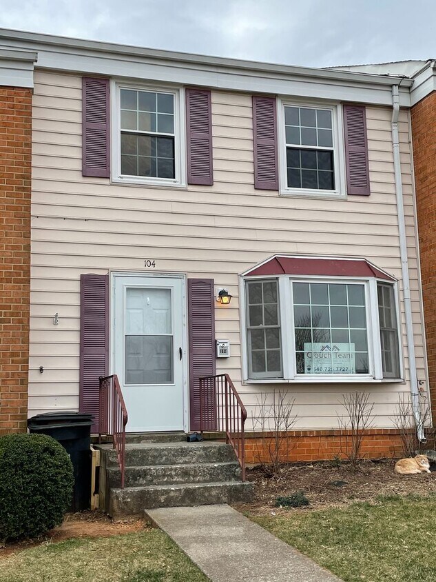 Primary Photo - 3 BR 1.5 Bath Townhouse