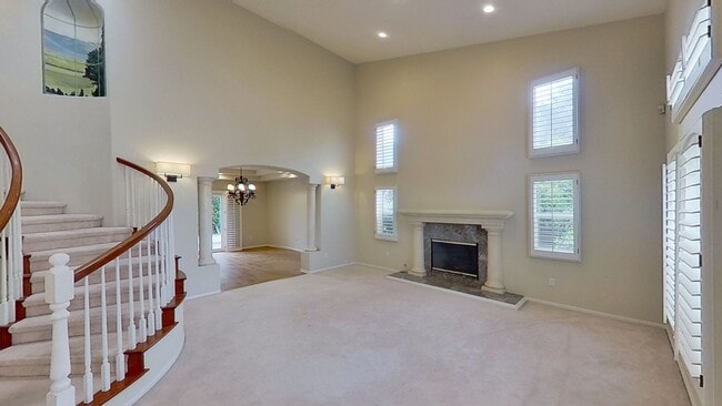 Building Photo - Spacious 4 Bed / 3 Bath Winchester Commons Home!