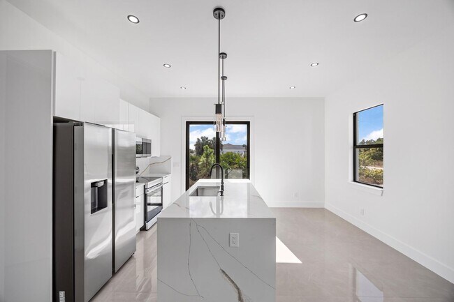 Building Photo - 1057 Halby Ave S