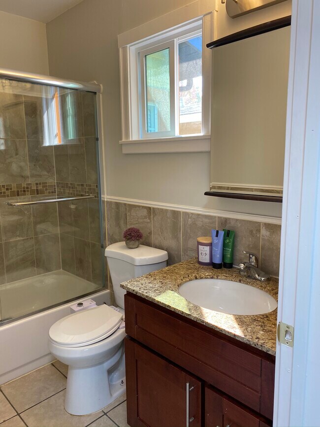 Separate full bathroom - 2445 Harrington Ave