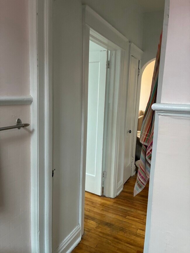 Building Photo - 215 Gladstone Ave