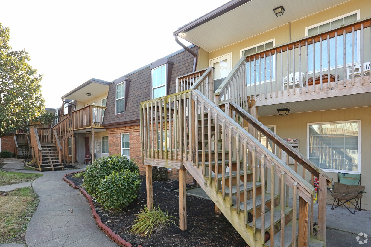 Primary Photo - Chateau Royale Apartments