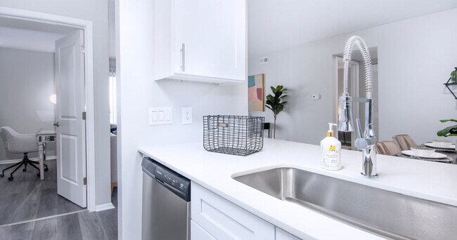 Foto del edificio - Retreat at Riverbend Apartment Homes