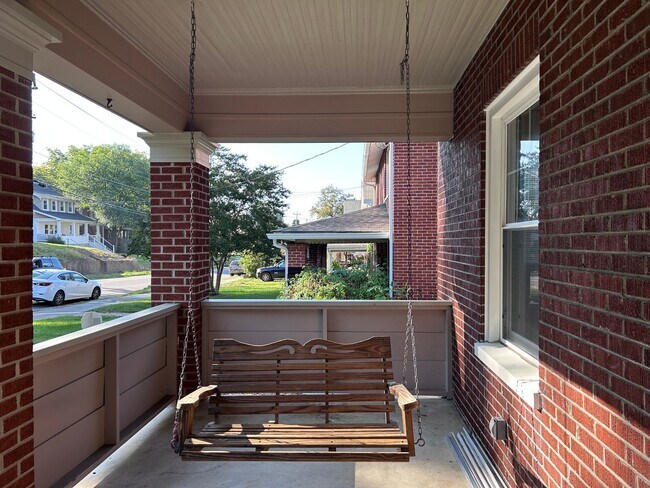 Building Photo - Spacious 4 BR brick home, Minutes to Medic...