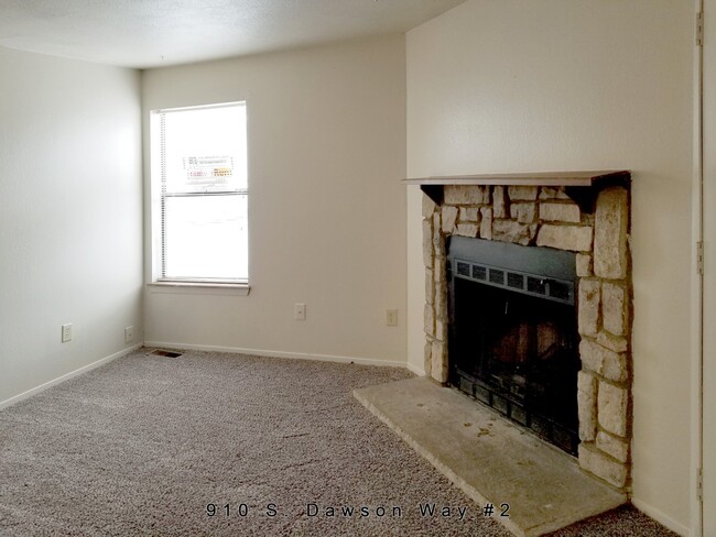 Building Photo - Great location off Mississippi and Sable w...