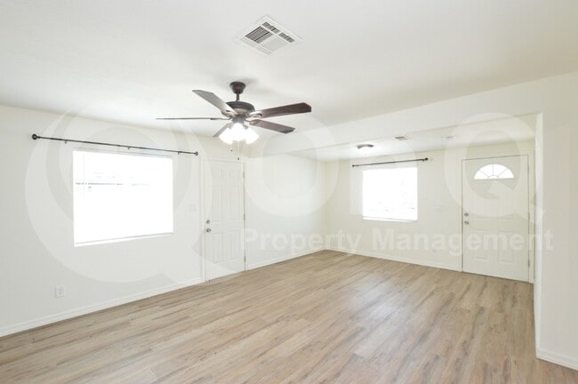 Photo - 3225 E Earll Dr House