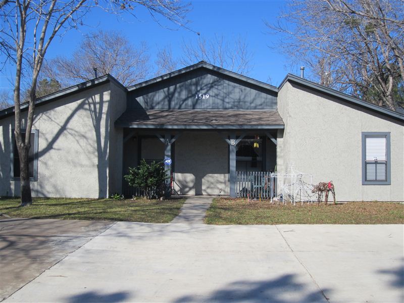 Foto del edificio - 2 br, 1 bath Duplex - 1519 Pine Ridge Dr B