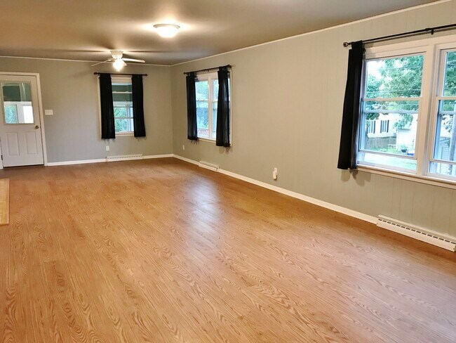 Building Photo - 213 Delcy Dr