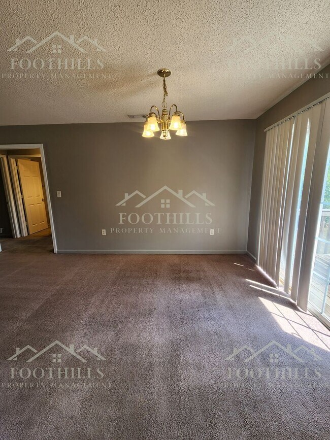 Foto del edificio - Refreshed & Ready! 3BR Home with Deck and ...