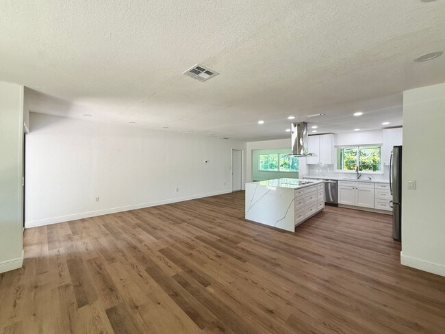 Foto del edificio - Unique & Renovated 3 Bedroom, 2 and 2 Half...