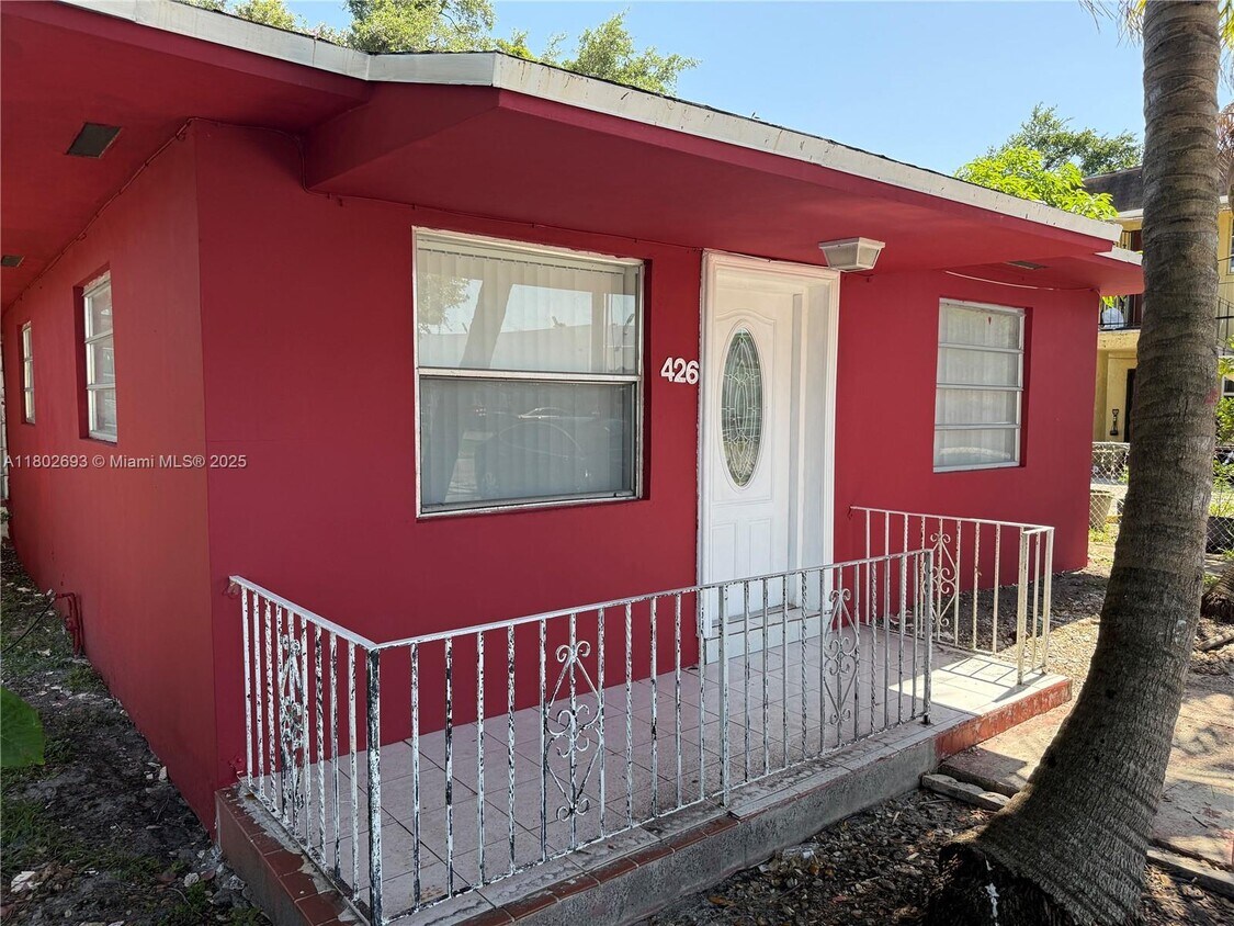 Foto principal - 426 NE 166th St