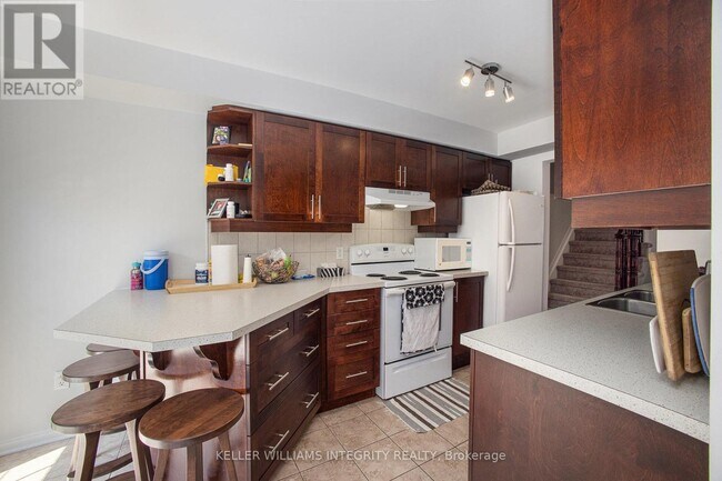 Building Photo - 148 Goldwood Private