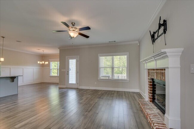 Foto del edificio - 323 Colonnades Dr